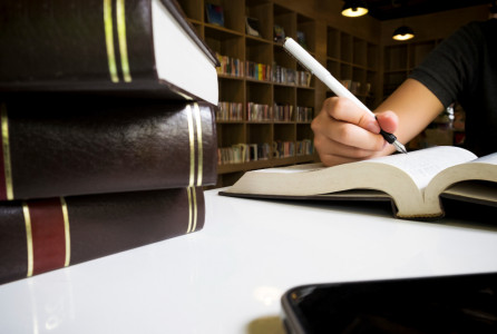 woman-reading-book-in-library