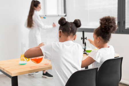 meninas-aprendendo-sobre-quimica-na-sala-de-aula1