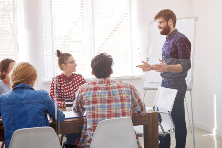 executivo-apresentando-estrategia-de-trabalho