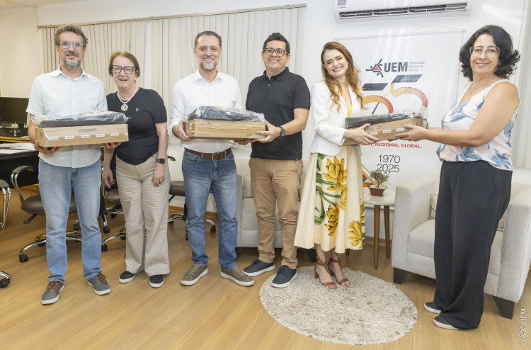 2024-12-12-entrega-de-notebooks-e-micro-ondas-para-centros-e-deptos-59-of-61